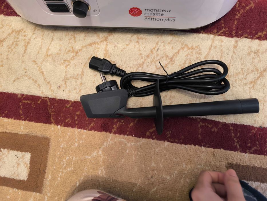 Robot multifuncțional de bucatarie