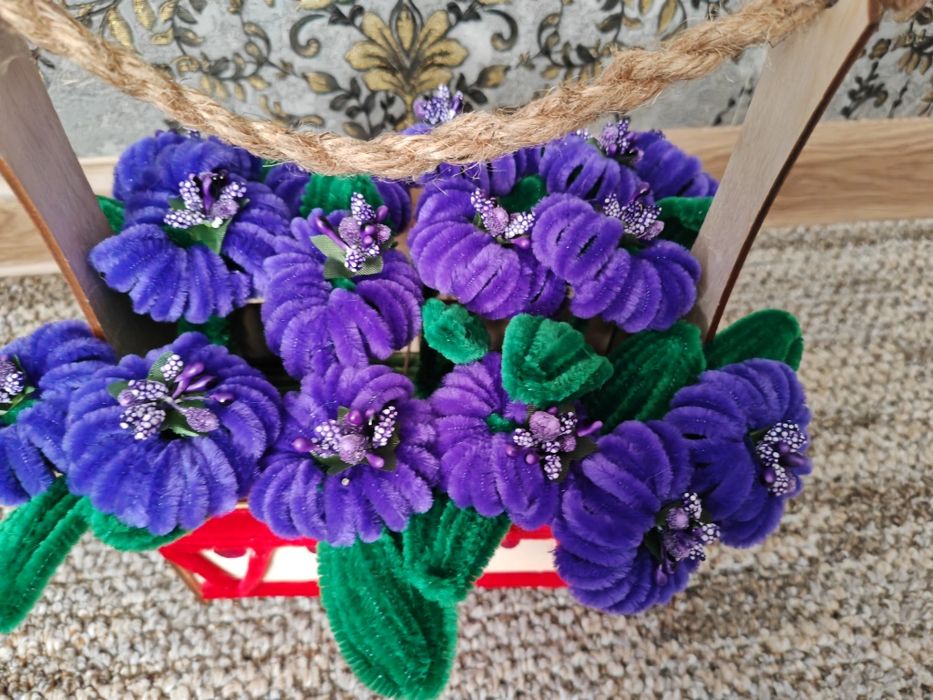 Продам букеты роз, лилия, тюльпаны, из синельной проволоки.