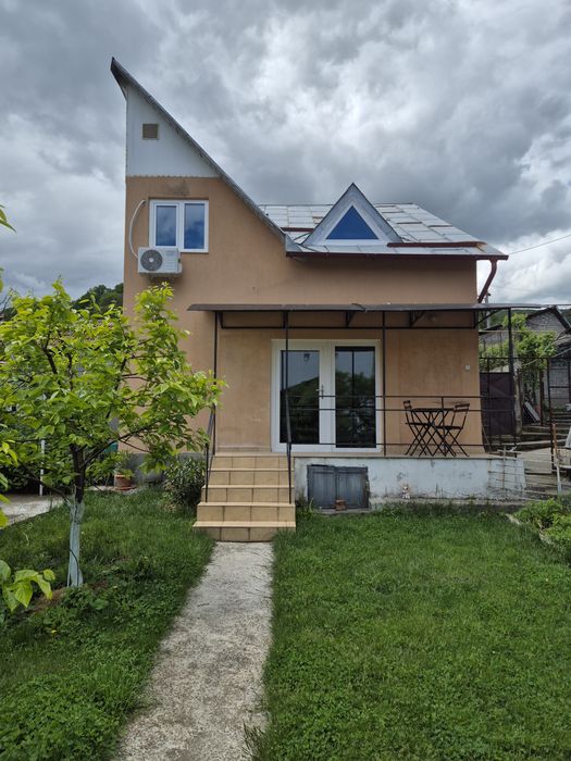Inchirez casuta in zona Nord, de dimensiunea  unui apartament cu 2 camere