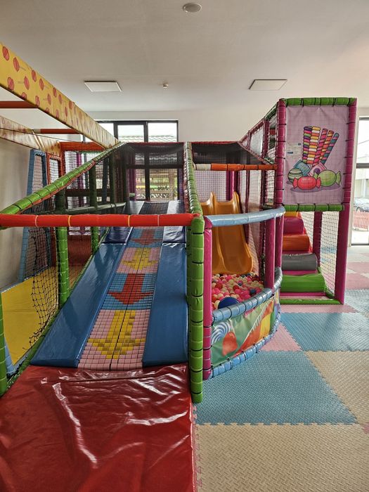 Loc de joaca,topogan,piscina,tiroliana,cocotier