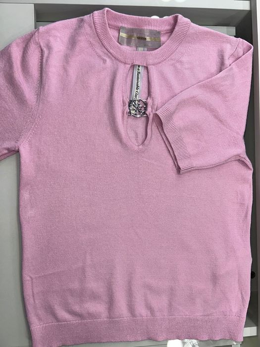 Тениска Guess с метално лого