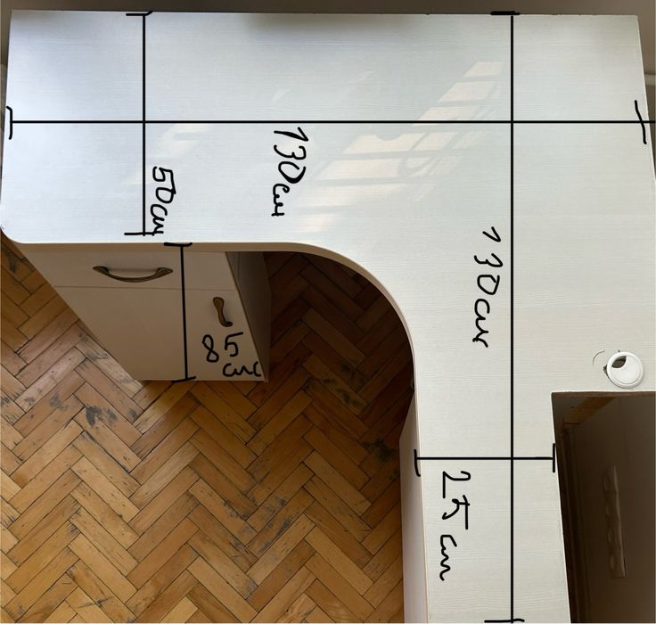 Встроенный стол для дома или офиса