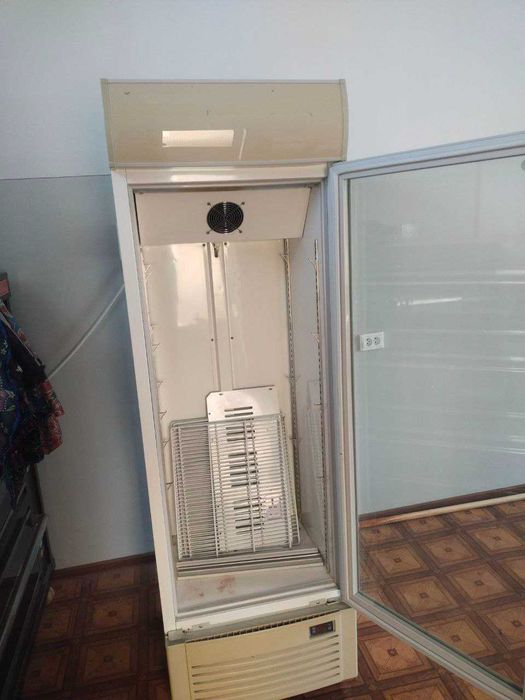 Vitrina xolodelnik sotiladi.