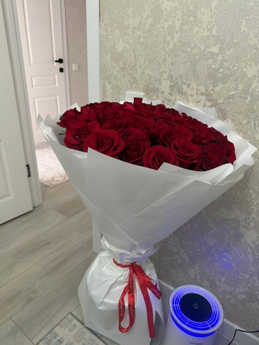 Цветы розы и корзина розы