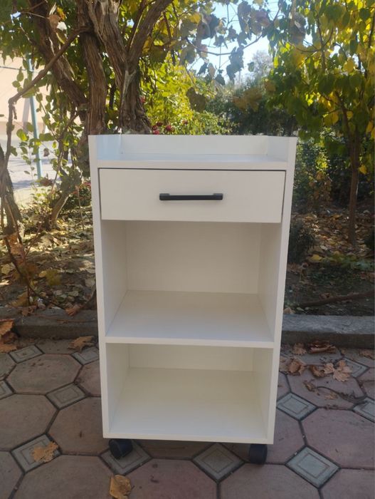 Тележка помощница этажерка Тумбочка  роликах для салона красоты и кос