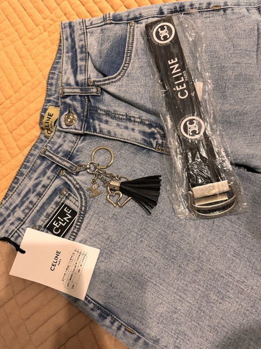 Джинсы на высокой посадке.