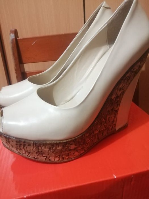 Продам туфли на высокой платформе