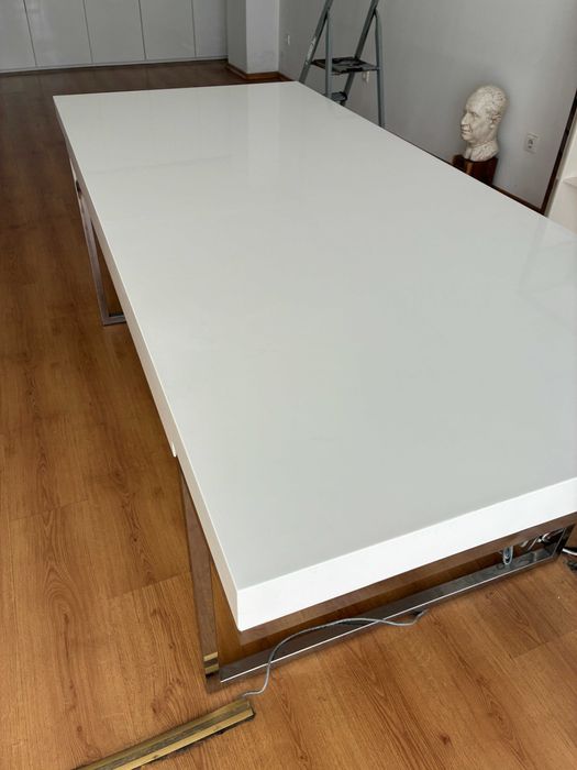 Бяла маса със столове от естествена кожа