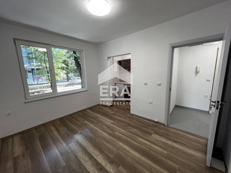 Завършен до ключ офис под наем, с три отделни стаи, кухненски бокс и т