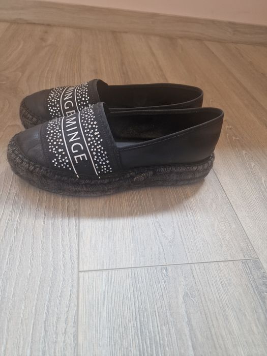 Vând espadrile piele