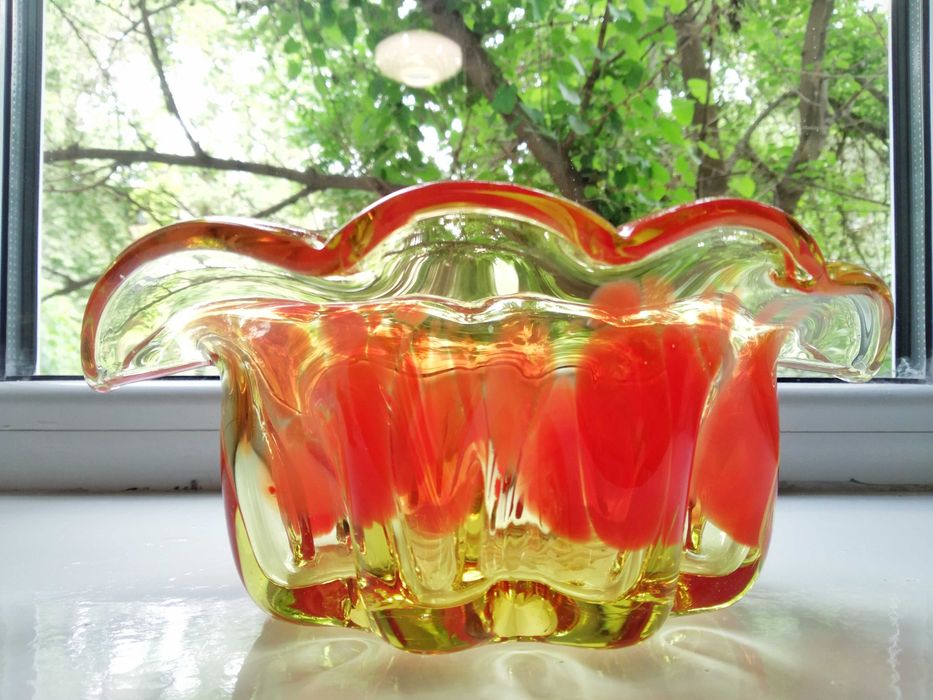 Винтажная чешская ваза из цветного стекла