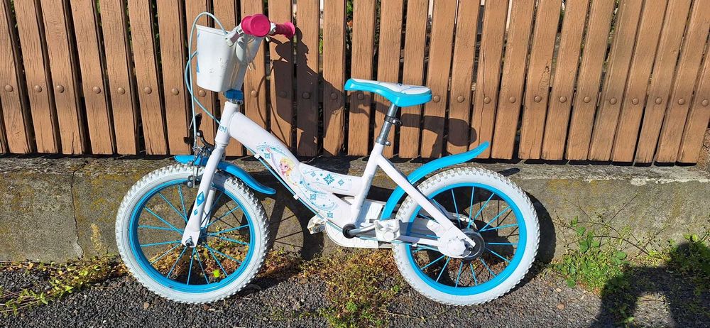 Vand bicicleta cu frozen pentru fete ,marimea 16 inch. Stare perfecta, foarte puțin utilizata.