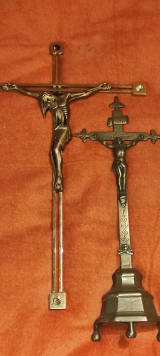 2 Crucifixuri crucifix  -  Isus Cristos răstignit pe cruce.