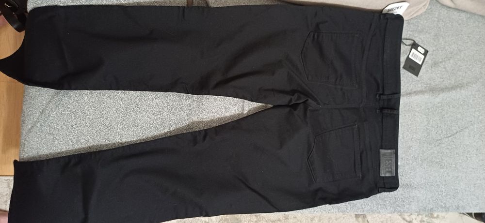 Vand blugi Diesel originali,bărbătești,noi