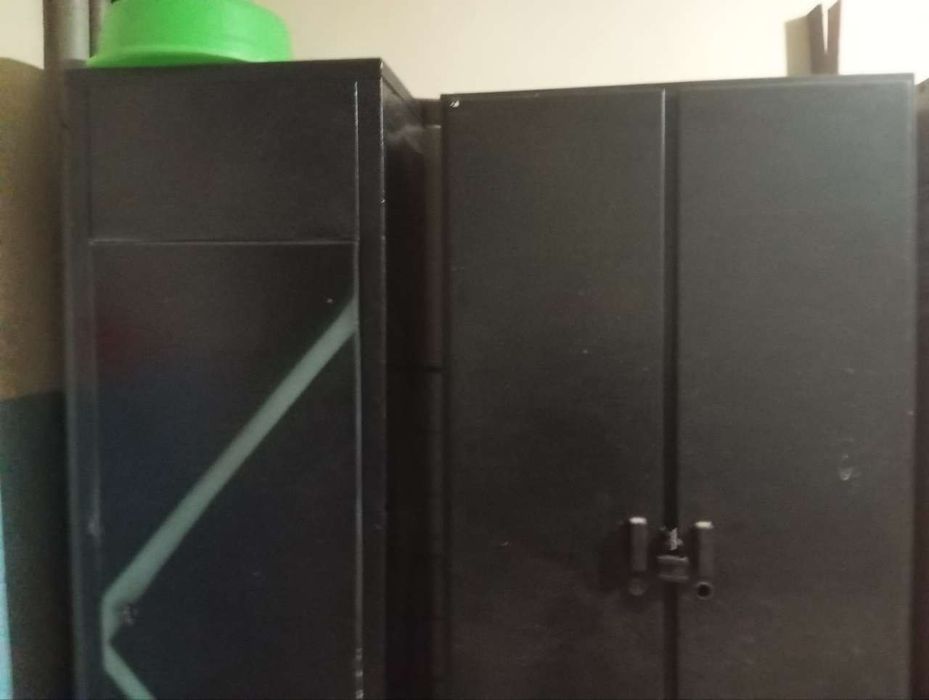 Срочно темир шкаф (металлический)сотилади 2та