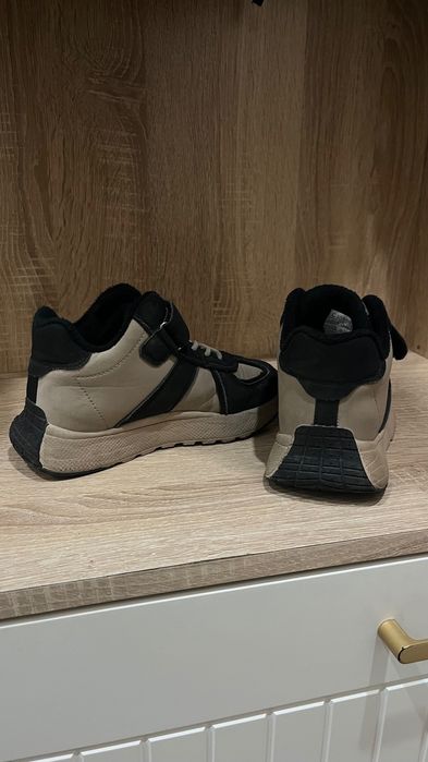 Продам кроссовки утепленные 2500 тг