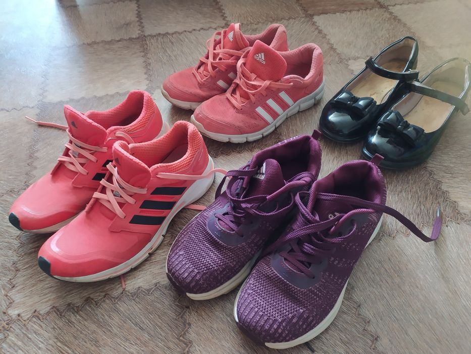 Продам куртки плащи на девочку