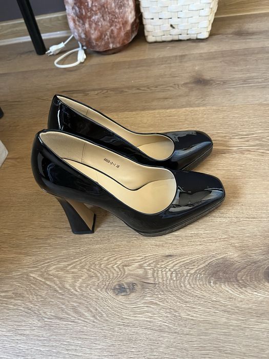 Обувки на ток от естествен лак