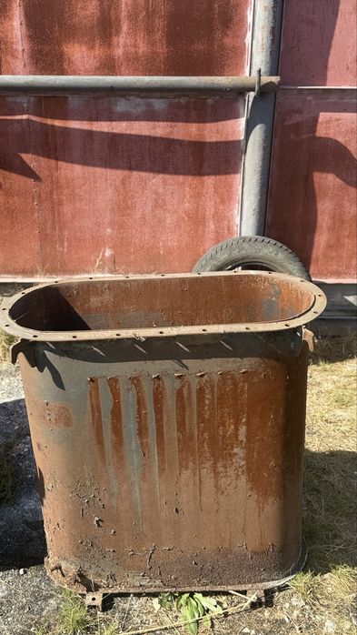 Мусорный бак и емкость