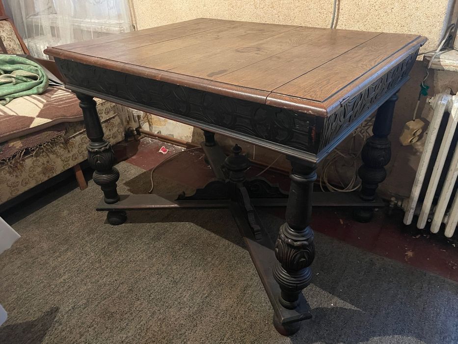 Masă veche din lemn masiv, sculptată, cu sertar, stil clasic/vintage