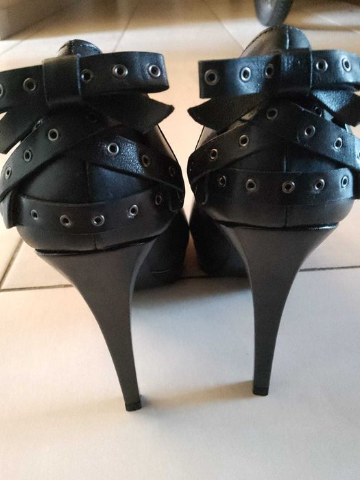 Pantofi superbi Guess originali din piele naturala, marimea 38!