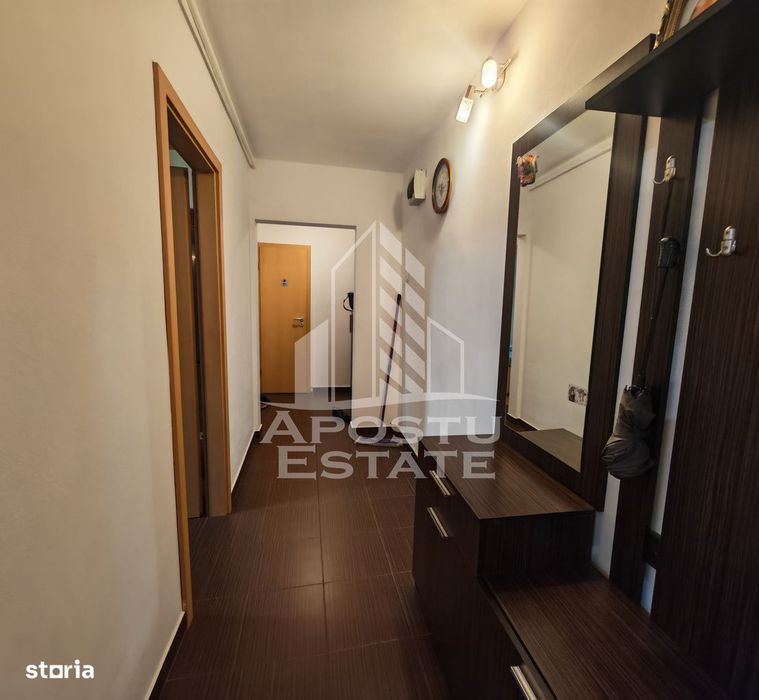 Apartament de vanzare,3 camere si 2 bai,etaj intermediar,zona Aradului