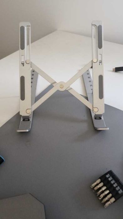 Стойка за лаптоп