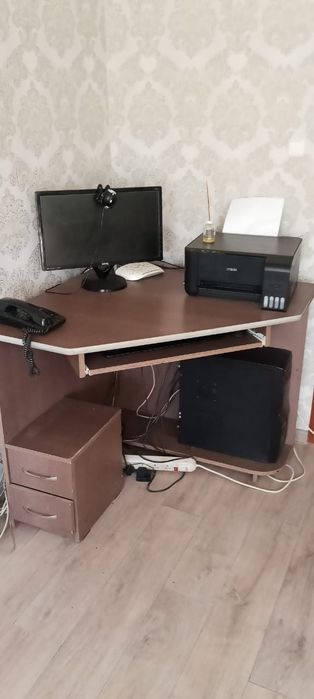 Продам стол компьютерный