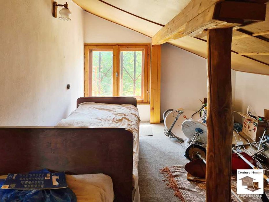 116191 Две къщи в един имот, с голям двор, в с. Балван