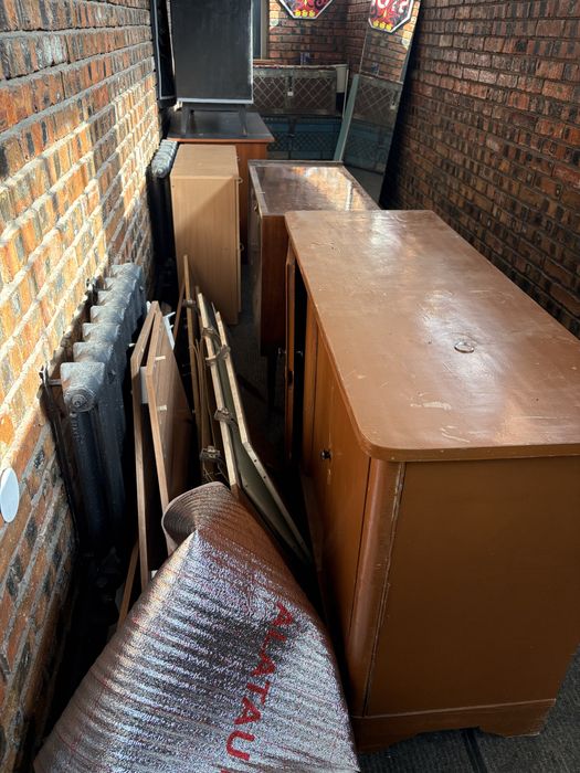 тумбочки, стол, шкафы даром