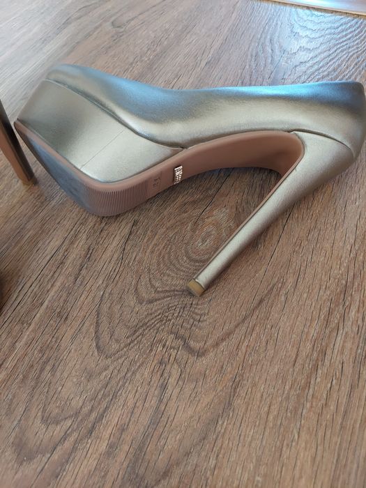Туфли на высоком каблуке