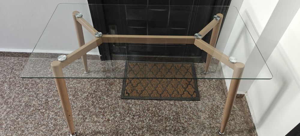 Стъклена маса 100см.