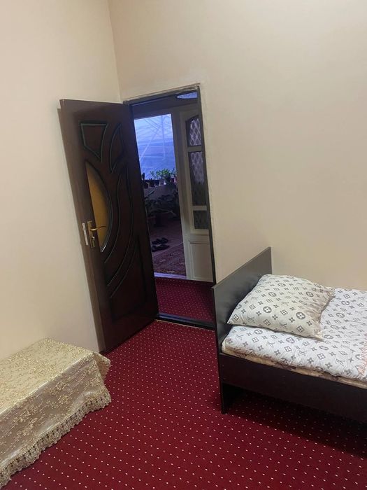 Mexmon uyiga kunlik xamda oylik turadiganlar uchun xonalar mavjud