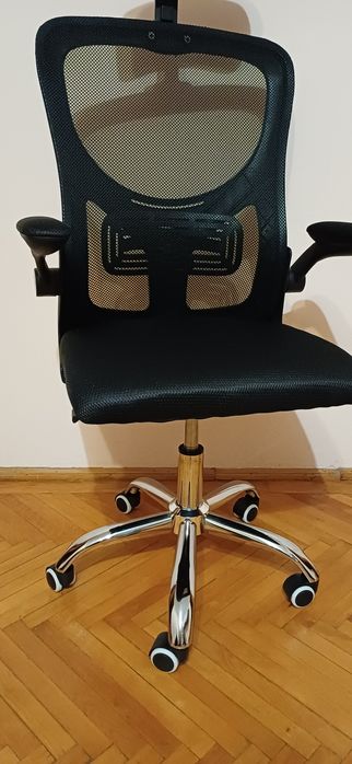 1. Scaun ergonomic de birou.  Este nou, in cutie.