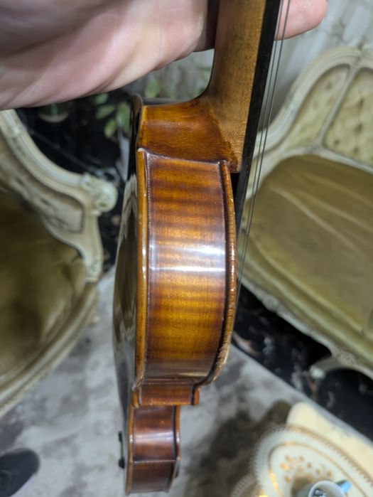 De vânzare o vioară veche deosebit de frumoasă în stare perfecta