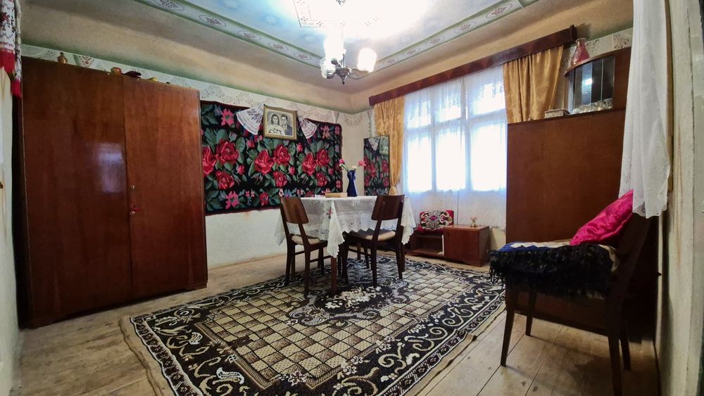 Casă tradițională + curte generoasă de vânzare – Ribița, Hunedoara