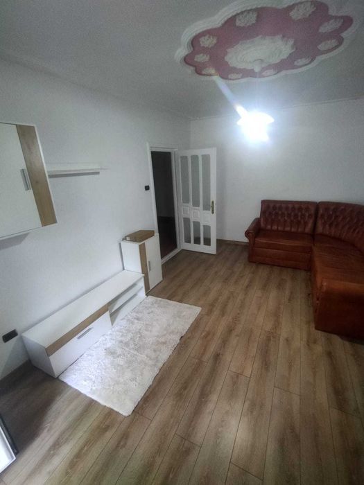 Închiriez apartament cu 2 camere