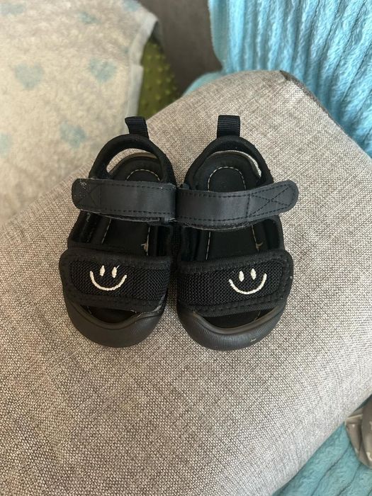 Продам детскую обувь