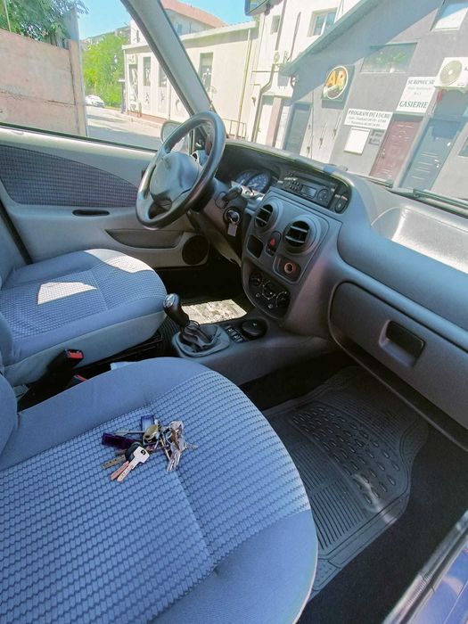 Vând Dacia Solenza