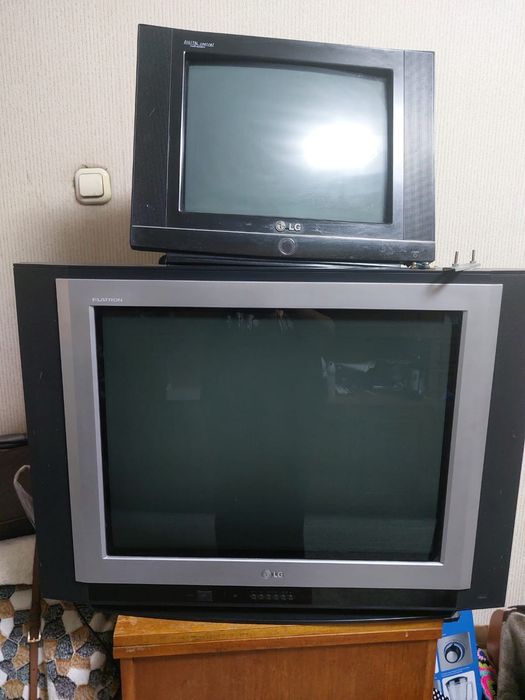 Продам телевизор на запчасти