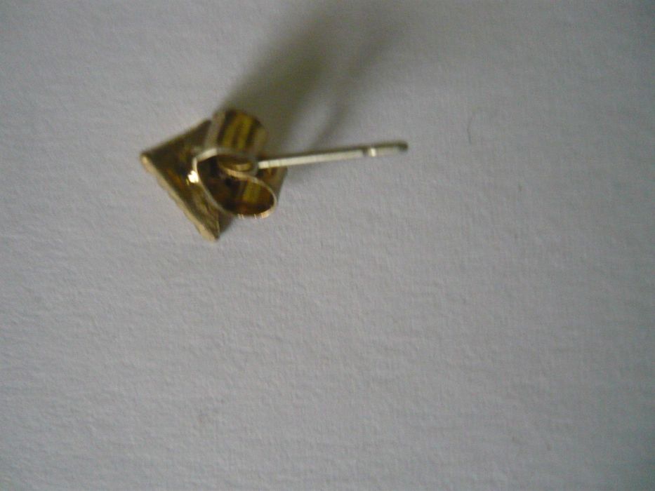 Обеци по един брой.