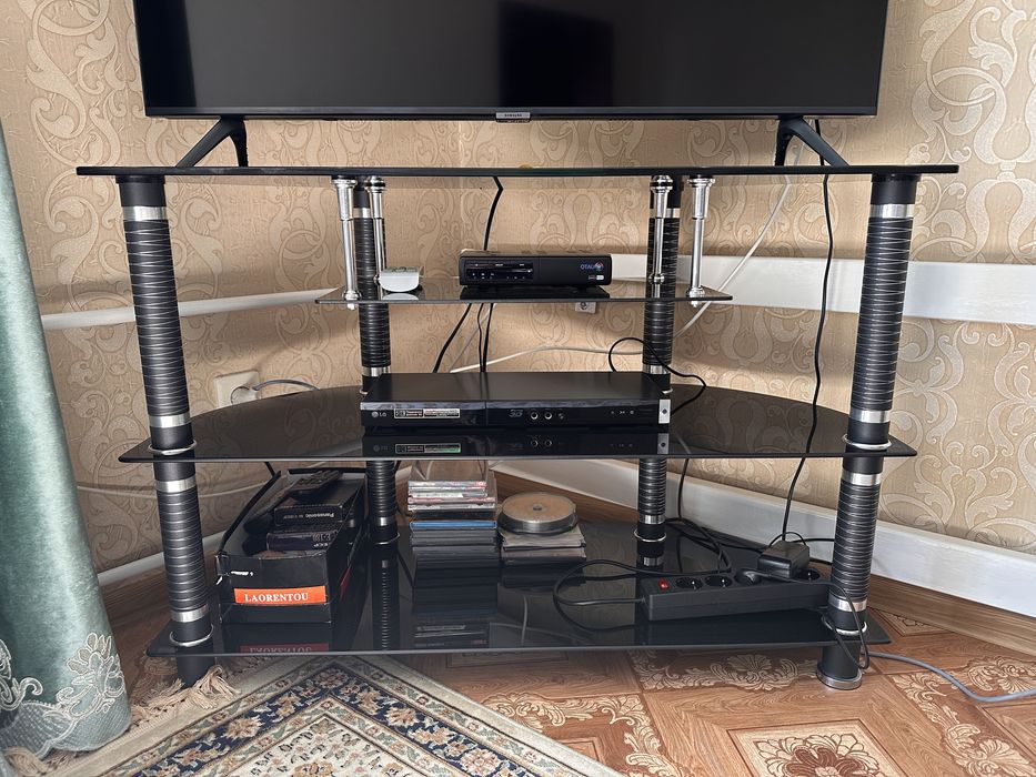 Продам столик для телевизора и тд