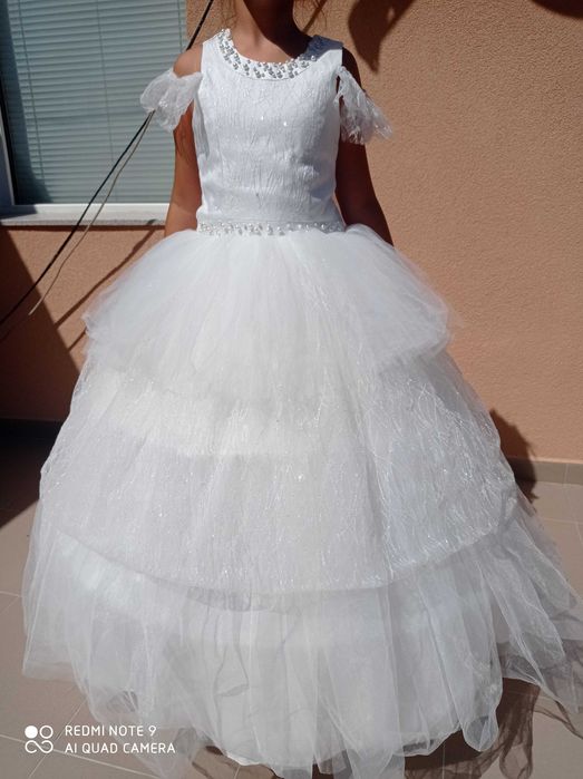 Детска бяла рокля за празник.