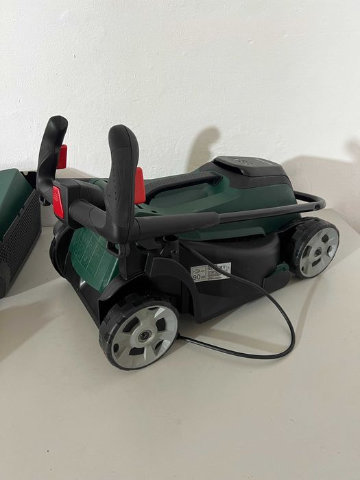 Mașină de tuns gazon cu acumulator Bosch CityMower 18V-32-300