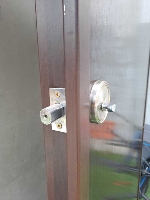 Блиндирана входна врата с каса