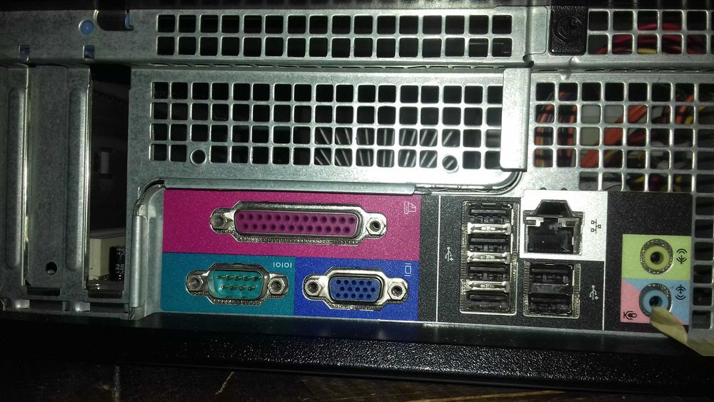 Trei calculatoare desktop