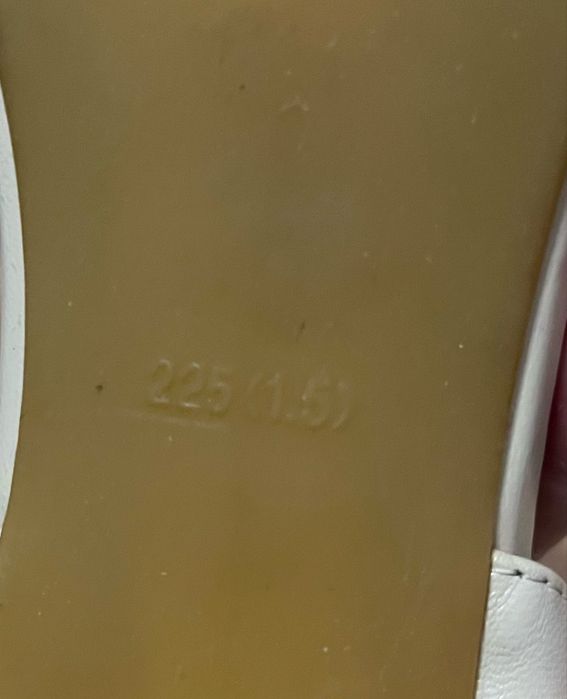 Продам бежевые босоножки