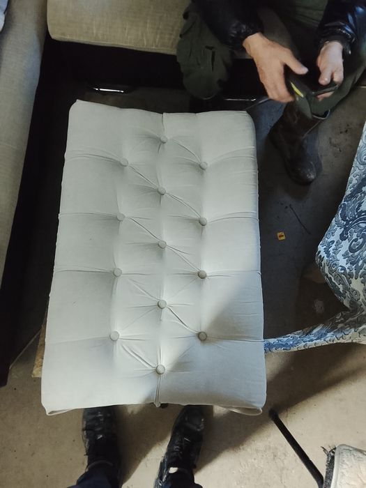 Зеркало и маленки диван