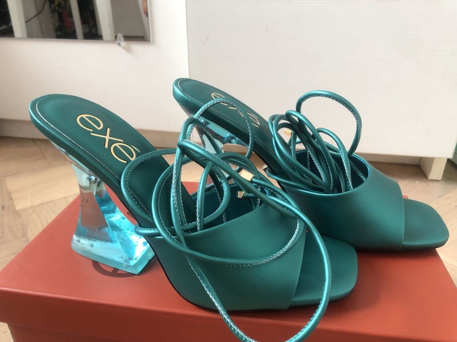 Обувки със стъклен ток