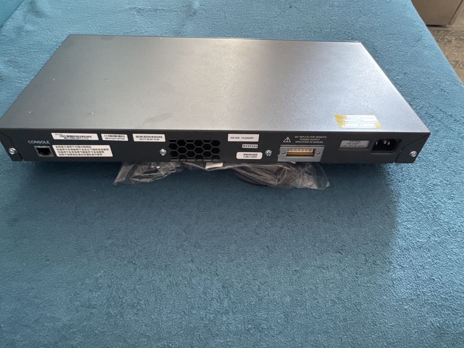 Switch Cisco Catalyst 2960 (cod model exact: WS-C2960-24TT-L).